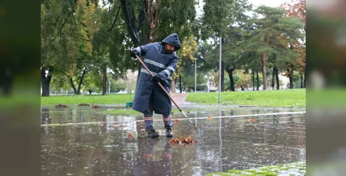 Osmangazi'de parklar yaprak temizliğiyle yenileniyor