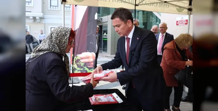 Osmangazi'de yıpranmış bayraklar yenileriyle değişti