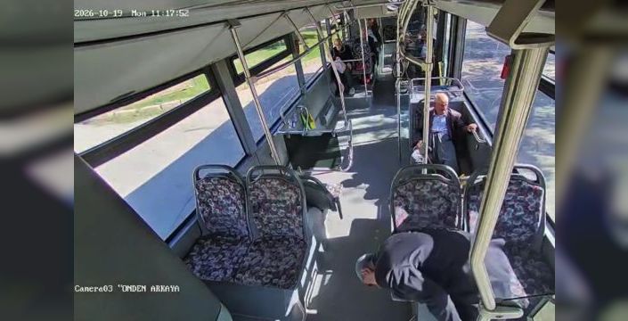 Otobüs şoförü hastalanan yolcuyu hastaneye taşıdı