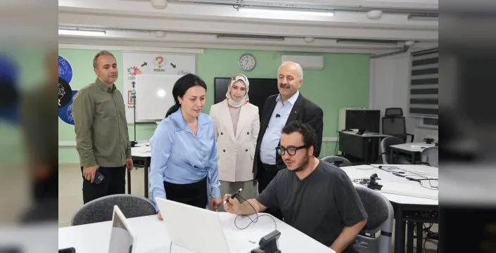 Oytun Erbaş, Gebze'de gençlerle buluşarak söyleşi yaptı