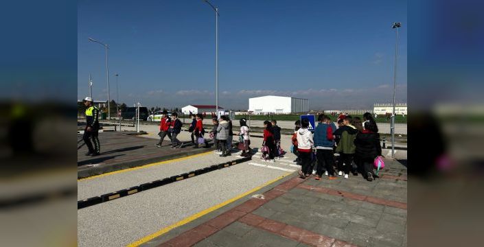 Polis ekiplerinden ilkokul öğrencilerine trafik eğitimi