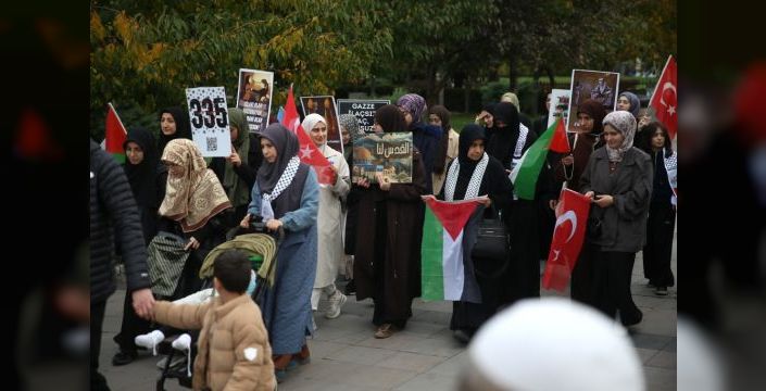 Sağlık çalışanları Gazze için 154 haftadır yürüyor