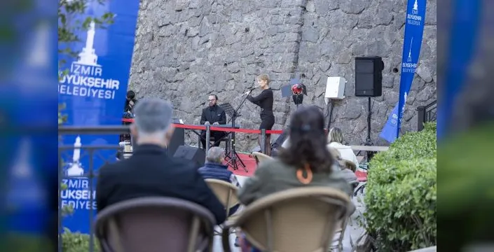 Şato kütüphanesinde müzik molası