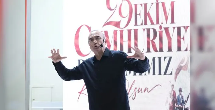 Sunay Akın, Cumhuriyet'in kuruluşunu İzmit'te anlattı