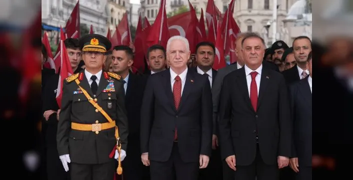 Taksim'deki törende 103. yıl için çelenk sunuldu