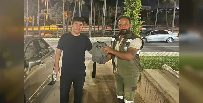 Temizlik görevlisi 400 bin TL değerinde çantayı sahibine teslim etti