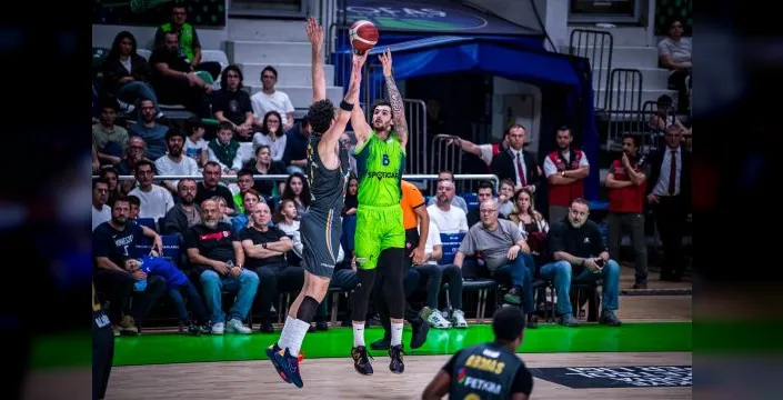 Tofaş, evinde Petkimspor'a son saniye golüyle yenildi