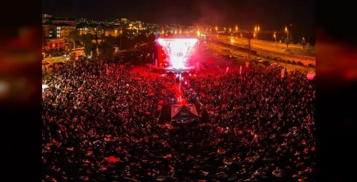 Tuğçe Kandemir konserinde binlerce kişi şarkılara eşlik etti