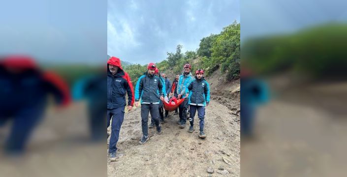 Tunceli'de yağış nedeniyle kapanan yolda yaralıya ulaşım sağlandı
