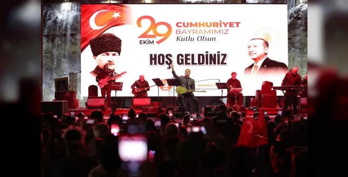 Uğur Işılak Keçiören'de Cumhuriyet için sahne aldı