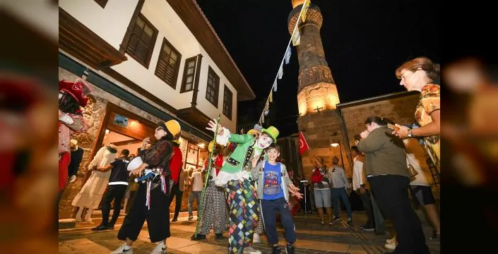 Uluslararası Kaleiçi Festivali'nde renkli kortej gerçekleşti