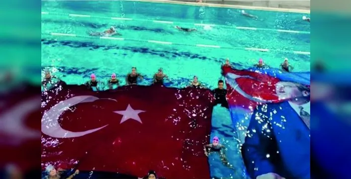 Uzunköprü'de Cumhuriyet Bayramı havuzda kutlandı