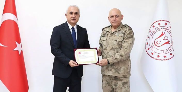 Vali Çakır’dan Albay Özgür Özer’e Başarı Belgesi