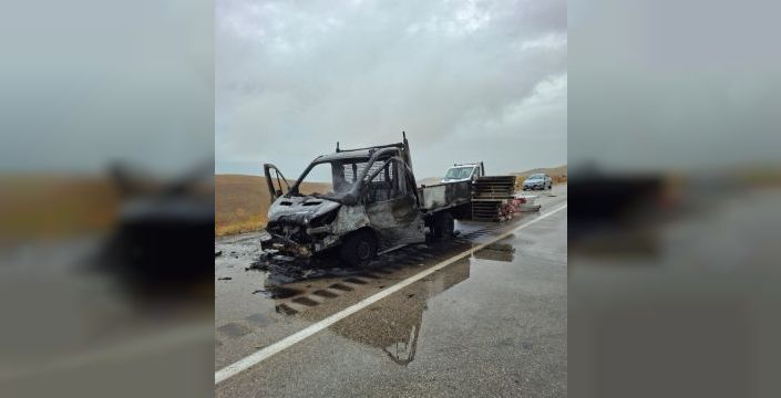 Van'da seyreden kamyonette yangın çıktı