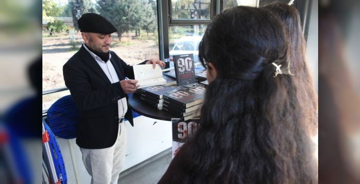 Yazar Ramazan Öner, trambüste kitap imzaladı