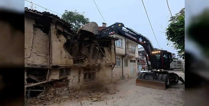 Yenişehir’de kırsal mahallede metruk yapı yıkıldı