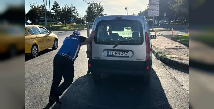 Zabıta'dan Umuttepe'de arızalanan araca ve yaşlı vatandaşa yardım